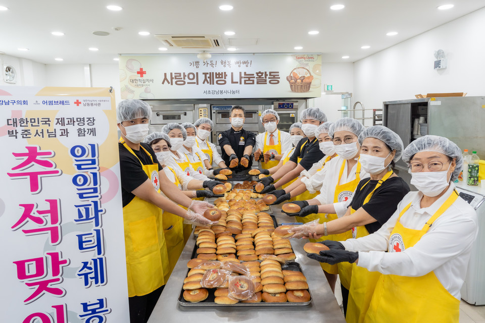 25일 ‘추석맞이 셀럽릴레이 일일 파티쉐 봉사활동’에 참여한 의원들