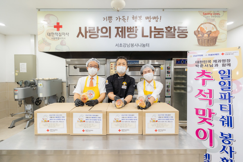 봉사활동에 참여중인 강남구의회 의원들(좌측에서 1번째 윤석민 의원, 3번째 손민기 의원)