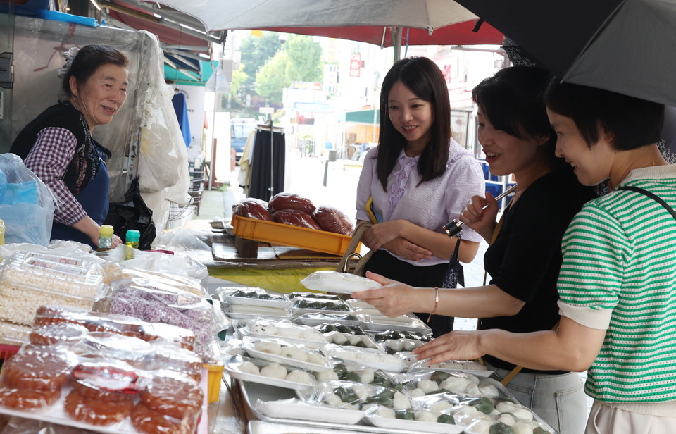 강남개포시장에서 송편을 사는 사람들
