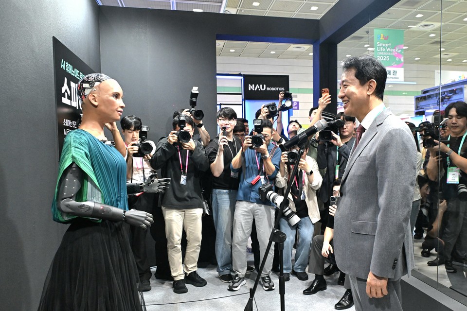 오세훈 서울시장이 30일(화) 강남구 코엑스에서 열린 '스마트라이프위크(SLW) 2025'에서 휴머노이드 로봇 '소피아'와 대화 나누고 있다.