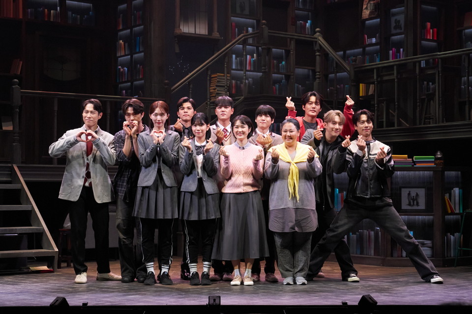 아몬드 공연사진_제공 라이브(주) 단체사진