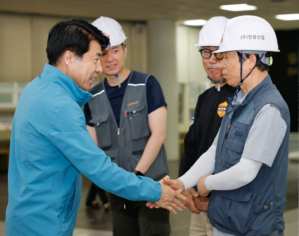 지난 6월 구민회관 공사현장을 찾은 서강석 구청장이 관계자와 인사를 나누고 현장을 살펴보고 있다.