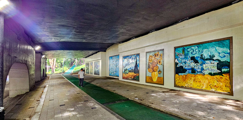 양재천 영동3교에 설치된 고흐 벽화