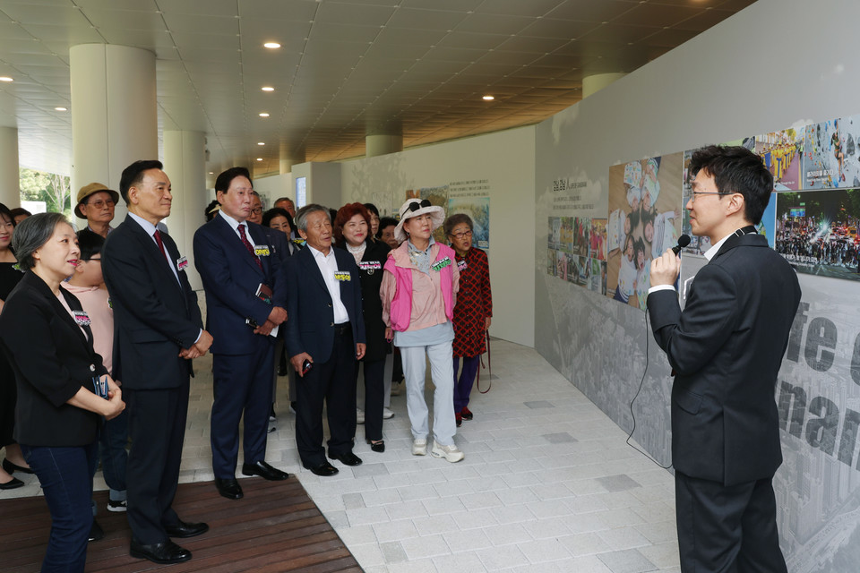 오종찬 작가(오른쪽)의 설명을 듣는 참가자들 (왼쪽 두번째 조성명 구청장)