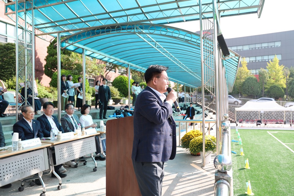 신수중학교 인조잔디 운동장 준공식에서 축사를 전하는 박강수 마포구청장