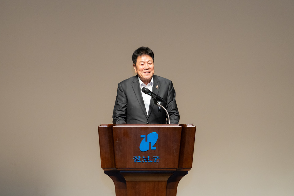 14일 열린 ‘경로당지도자 리더십교육’에서 이호귀 의장이 축사를 하고 있다.