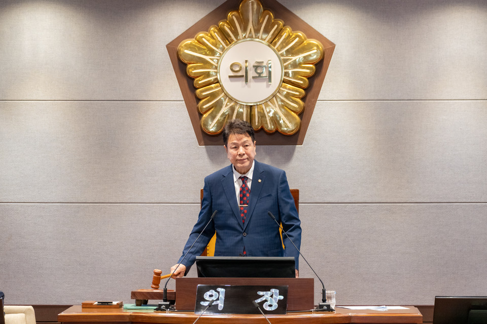 회의를 진행 중인 이호귀 의장