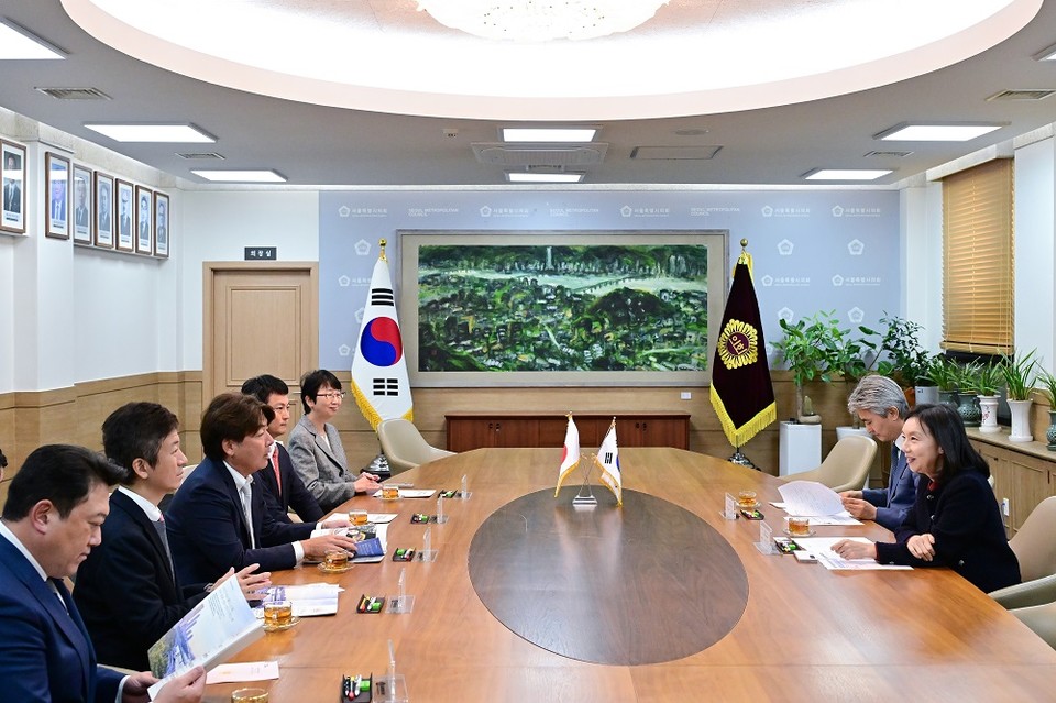 도쿄도의회 방문단과 면담하는 최호정 의장(우측 앞쪽)