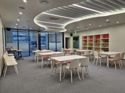 역삼청소년센터 청소년 전용공간 내 게임존(플스, 닌텐도)과 보드 게임 및 레고존의 모습