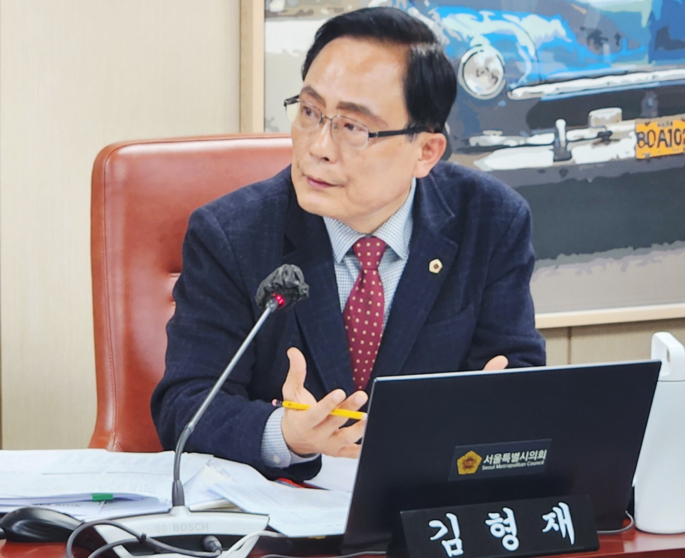 김형재 시의원이 11월 4일 서울시의회 행정감사에서 홍보기획관에게 질의를 하고 있다.
