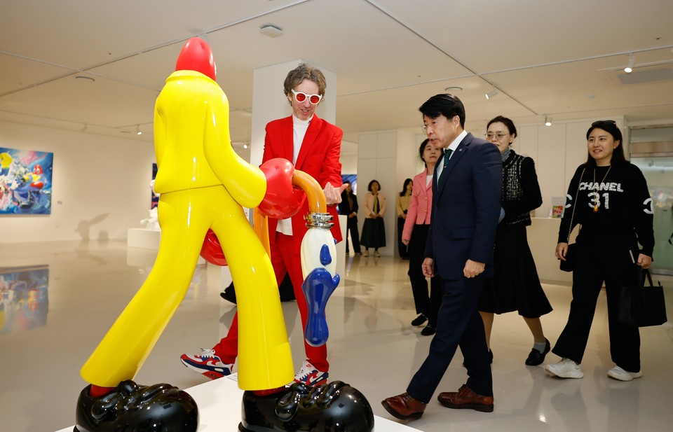 더 갤러리 호수서 개인전 연 필립 콜버트와 서 구청장