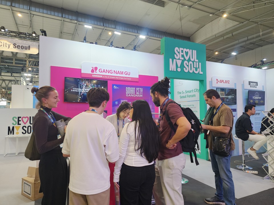 강남관에서 외국인들에게 스마트시티 정책을 소개하고 있다