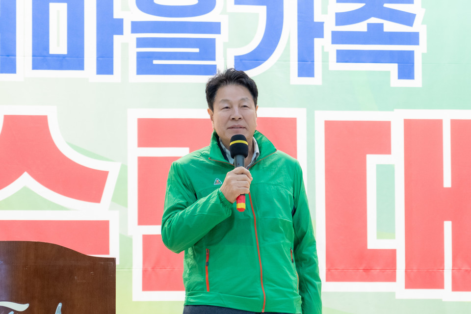 8일 ‘새마을 한마음 수련대회’에서이호귀 의장이 축사를 하고 있다.