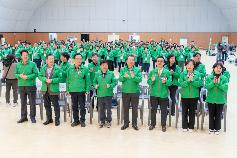 8일 ‘새마을 한마음 수련대회’에 참석한 강남구의회 의원들 (좌측에서 1번째 이호귀 의장, 좌측에서 4번째 이동호 운영위원장) 