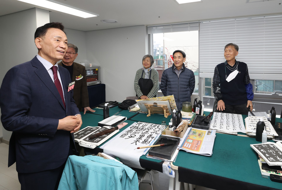 조성명 강남구청장이 11일 도곡1노인복지관 개관식 후 서예 프로그램에 참여 중인 어르신들과 대화를 나누고 있다.