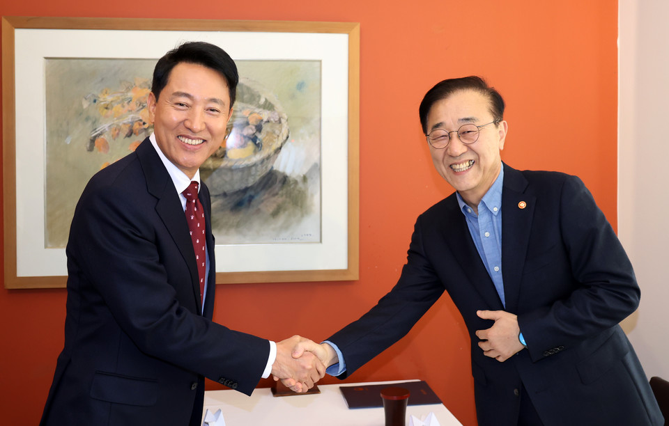 오세훈 서울시장이 13일(목) 오후 김윤덕 국토부장관과 오찬에 앞서 인사를 나누고 있다.