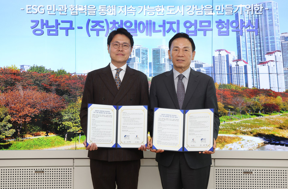 업무협약식_조성명 강남구청장(오른쪽), 박상원 (주)천일에너지 대표(왼쪽)