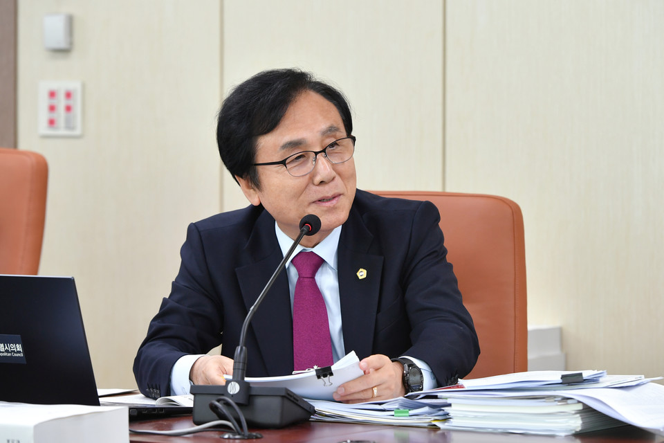 질의하고 있는 강석주 의원