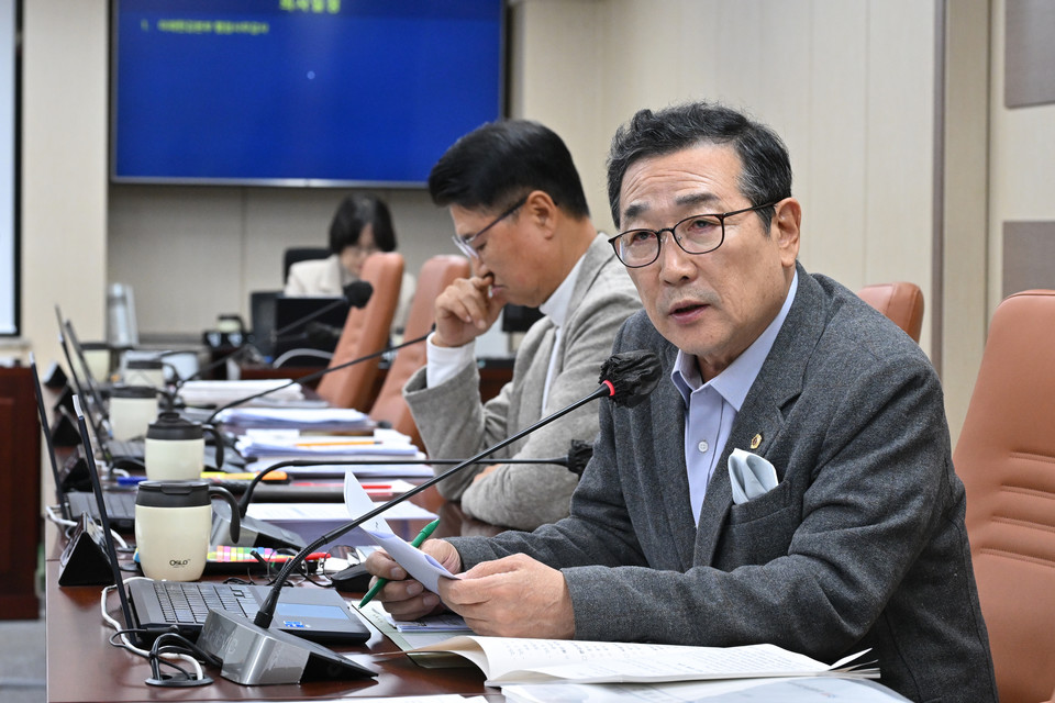 미래한강본부 행정사무감사에서 질의하는 유만희 시의원