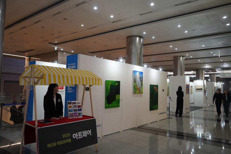 강남장애인복지관 제2회 아트프리즘 '아트페어' 작품 전시장 사진 (사진 제공 = 강남장애인복지관)