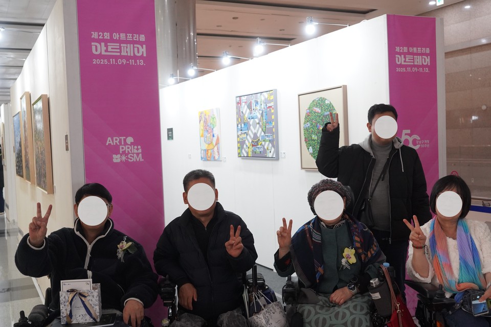 강남장애인복지관 제2회 아트프리즘 '아트페어' 작품 전시장 사진 (사진 제공 = 강남장애인복지관)