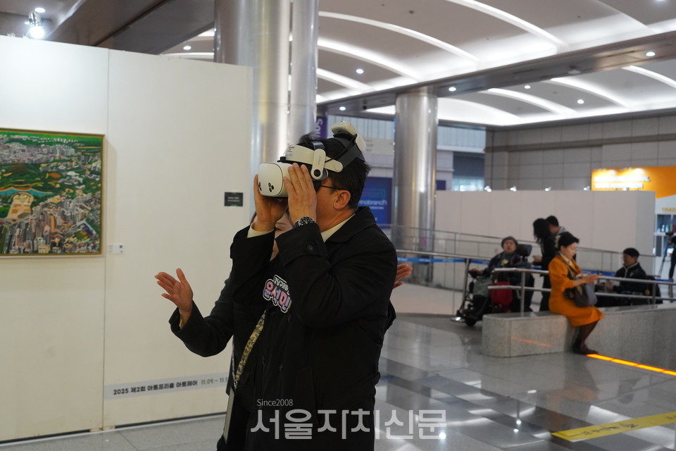 강남장애인복지관 제2회 아트프리즘 「아트페어」 AR 아트 체험 사진(사진 제공 = 강남장애인복지관)