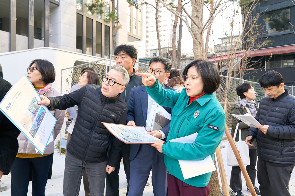 이수희 강동구청장이 천호3+4구역 통학 환경을 점검하고 있다.