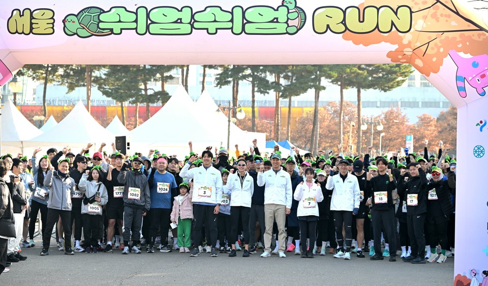 오세훈 서울시장이 16일(일) 마포구 상암월드컵공원 평화광장에서 열린 '2025 서울 쉬엄쉬엄 런'에서 환영사하고 있다.