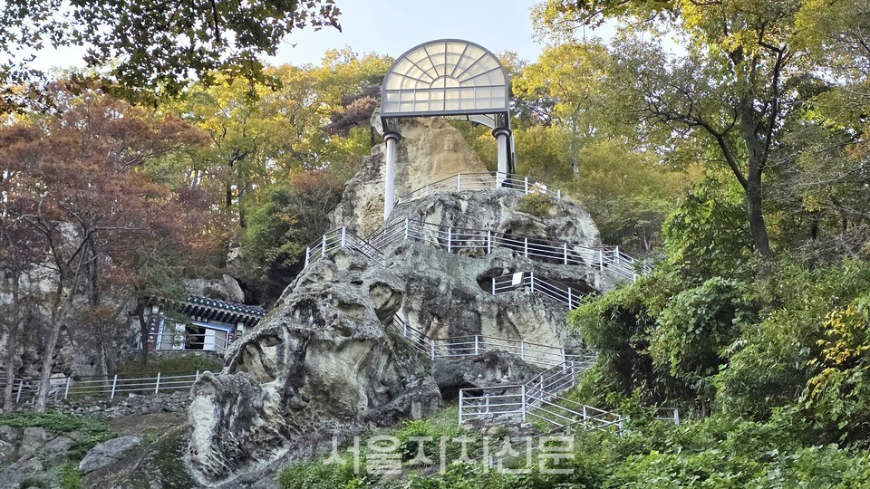 ▶ 경주시 양북면에 있는 석굴 사찰인 골굴암.