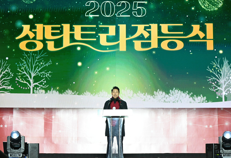 오세훈 서울시장이 17일(월) ‘서울광장 성탄트리 점등식‘에서 축사하고 있다.