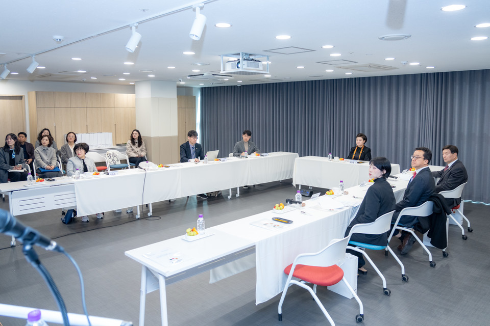 강남어린이회관에서 단체사진을 촬영중인 복지문화위원회 위원들