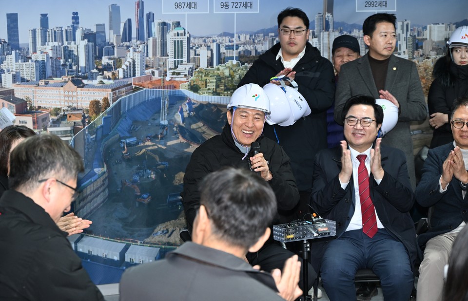 오세훈 서울시장이 19일(수) 동작구 노량진 재정비촉진지구 착공현장(6구역)을 방문해 주민간담회를 열고 주택공급 안정화 계획에 대해 이야기하고 있다.