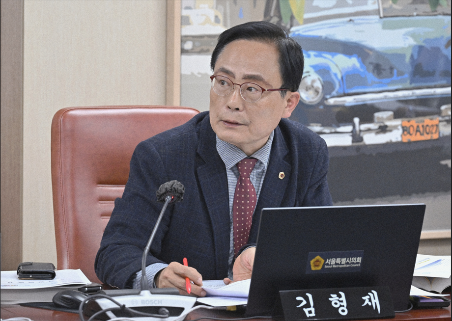 김형재 의원(국민의힘. 강남2)이 지난 14일 열린 제333회 정례회 문화체육관광위원회 행정사무감사에서 서울시 문화본부장에게 질의를 하고 있다.
