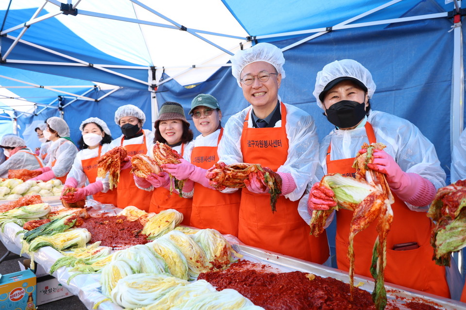 장인홍 구로구청장(오른쪽 두 번째)이 김장 후 관계자들과 기념촬영하고 있다.