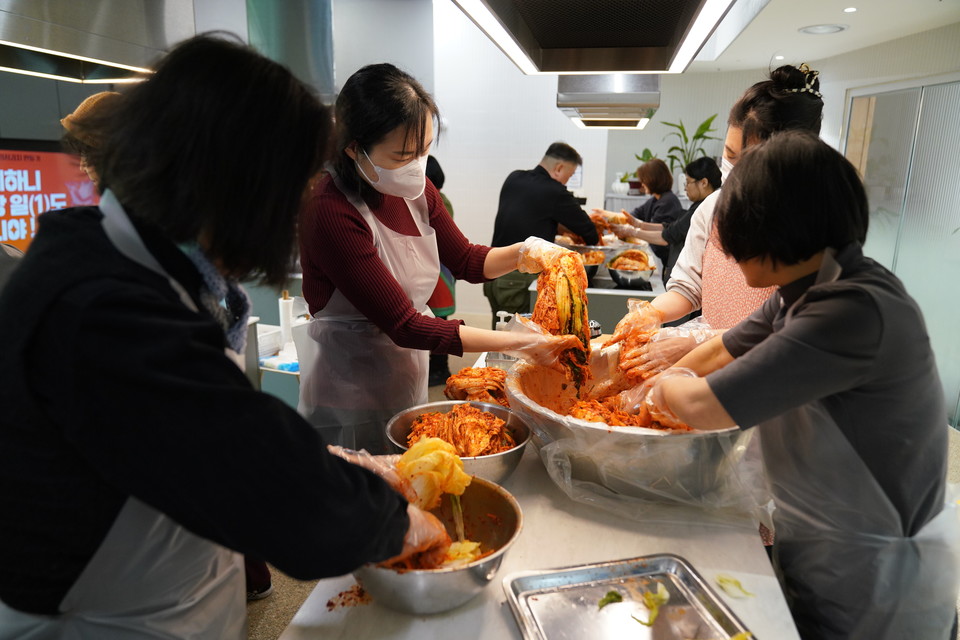 ‘함께하니 김장 일(1)도 아니야!’ 참여자들이 김장을 하고 있다.