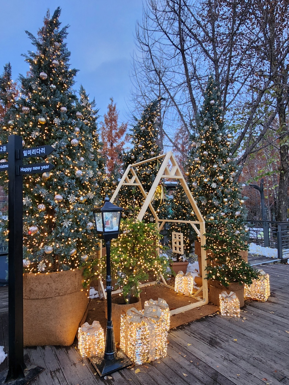 밀미리다리에 설치된 크리스마스 트리