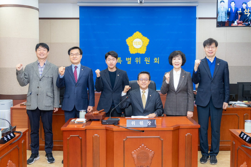 강남미래전략추진 특별위원회 단체사진(우측에서 3번째 윤석민 위원장,4번째 우종혁 부위원장)