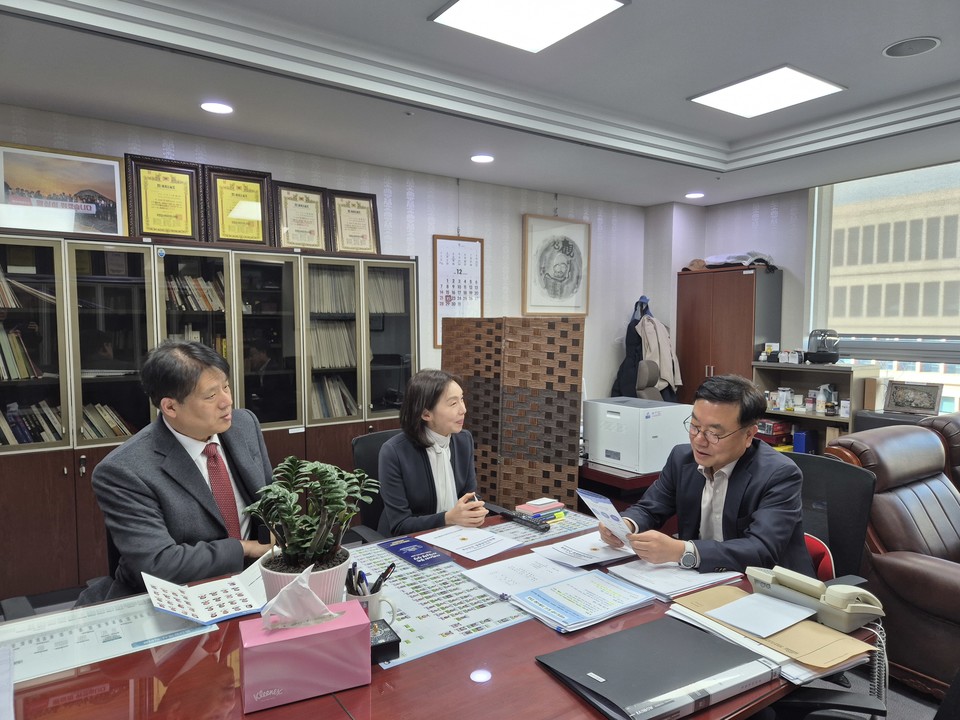 협의회 이준우 사무처장, 최호정 회장, 서범수 국회의원(좌로부터)