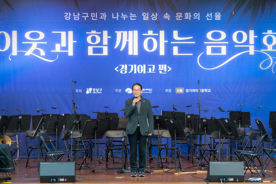 23일 ‘이웃과 함께하는 음악회’에서 복진경 부의장이 축사를 하고 있다.