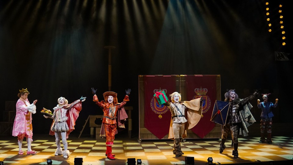 뮤지컬 〈장화 신은 고양이 비긴즈 – 플레이 버전〉, 유머와 퍼포먼스로 완성한 글로벌 가족 뮤지컬