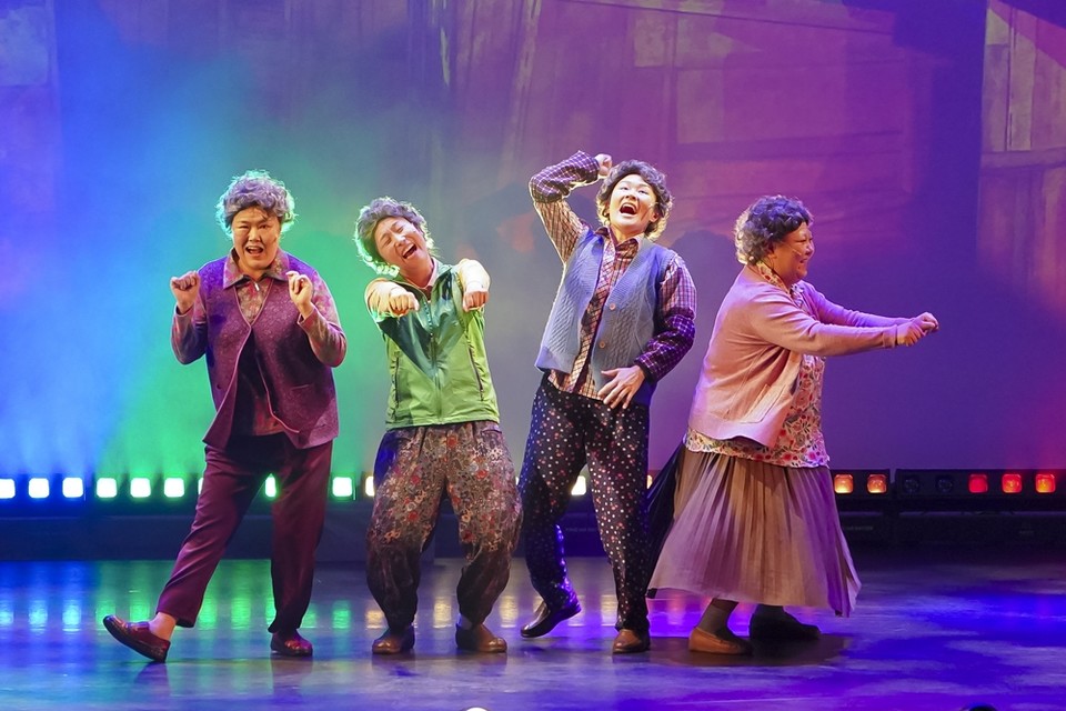 뮤지컬 '오지게 재밌는 가시나들' 공연 사진, 제공 라이브㈜