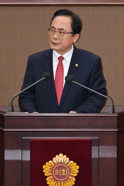 서울시의회 김형재 의원이 2025년 12월 23일 제333회 정례회 5차 본회의에서 정근식 서울시교육감에게 학교폭력 근절 대책을 주문하고 있다.