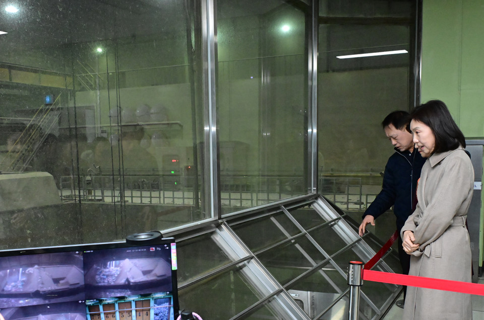 마포 자원회수시설 쓰레기 처리 과정 살피는 최호정 의장