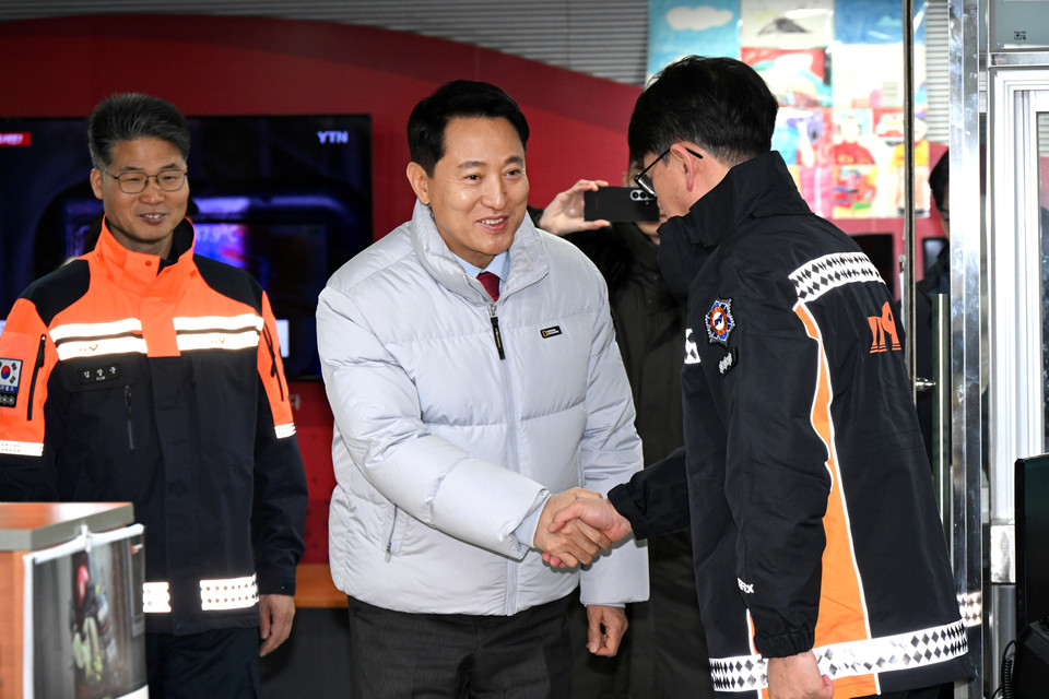 오세훈 서울시장이 병오년 1일(목) 서대문소방서를 찾아 소방공무원에게 감사 인사를 전하고 있다.