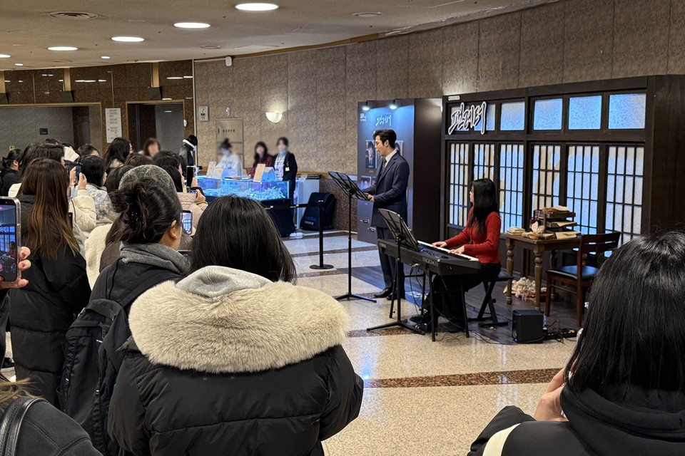 [뮤지컬 팬레터] 로비 연주회 현장 사진 (1)_제공 라이브(주)