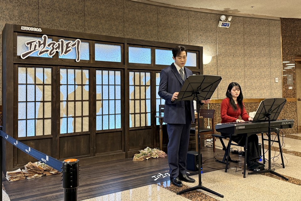 [뮤지컬 팬레터] 로비 연주회 현장 사진 (2)_제공 라이브(주)
