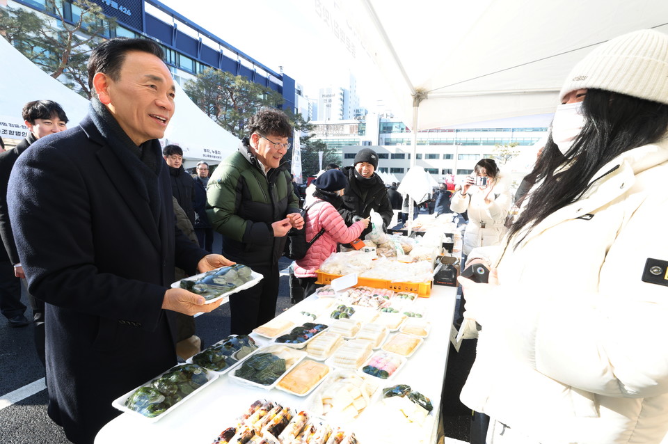 260203 설맞이 직거래장터에 참여한 조성명 구청장