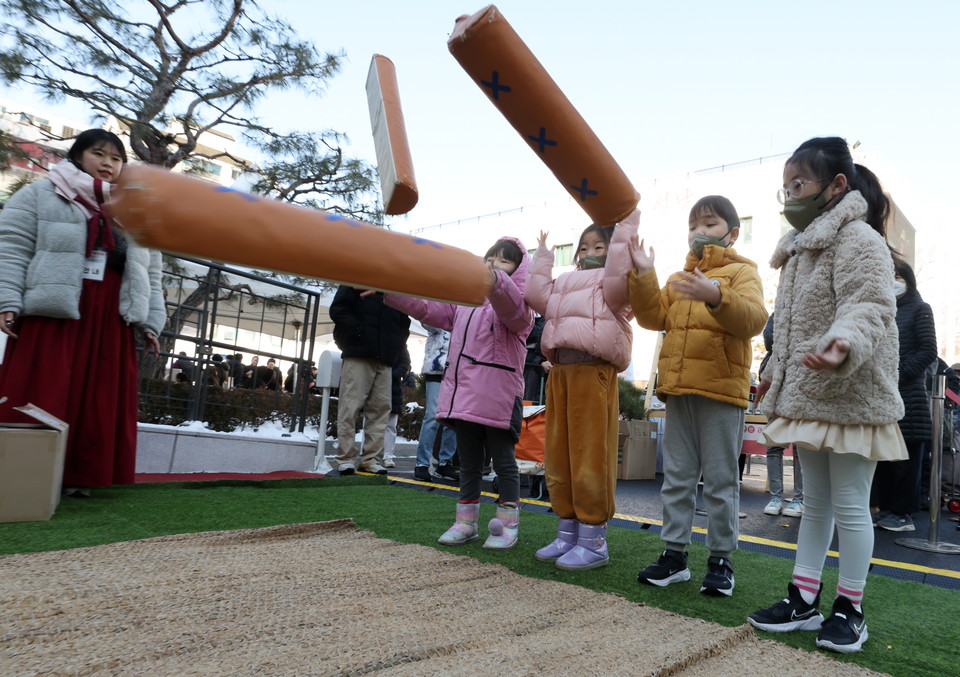 260203 설맞이직거래장터 에서 대형윳놀이하는 아이들
