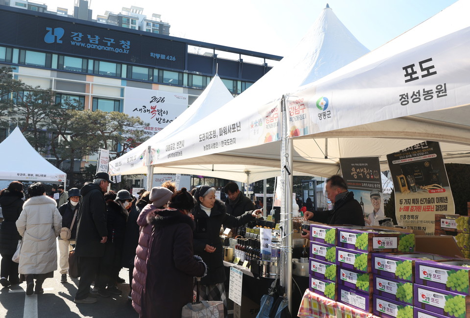 260203 설맞이직거래장터_북적이는 인파