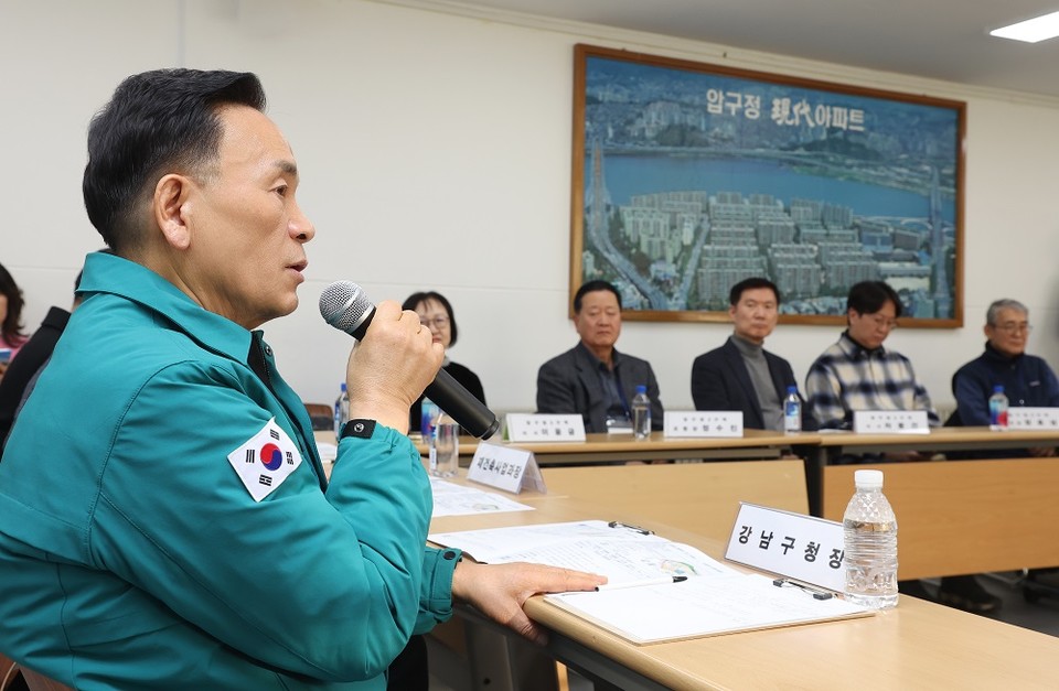  조성명 강남구청장이 9일 압구정3구역 구현대아파트 조합사무실에서 열린 재건축 현장 간담회에서 조합 관계자들과 사업 추진 현안을 논의하고 있다.